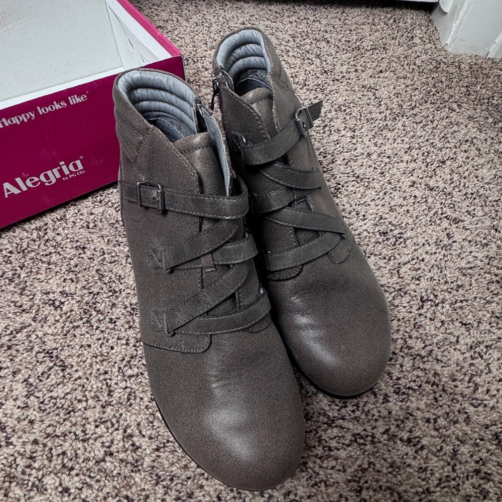 Women’s grey boots size EU 41 (US 9.5-10). Excellent condition.